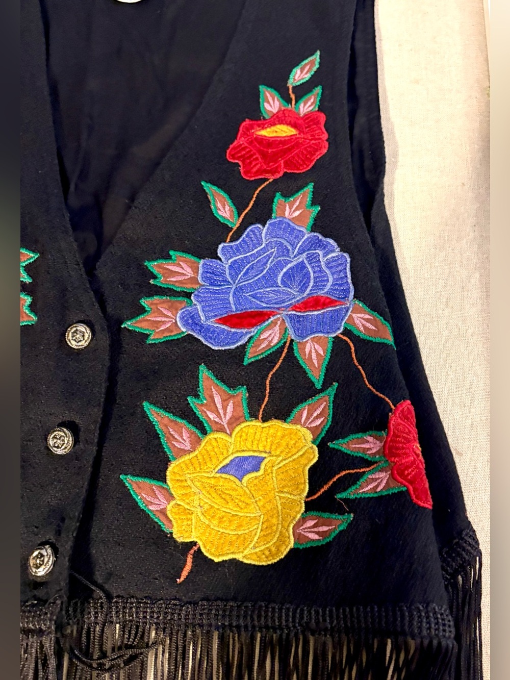 *Rare Find*
Vintage 90’s Contempo Casuals Boho Floral Embroidered Fringe Vest - Picture 3 of 7